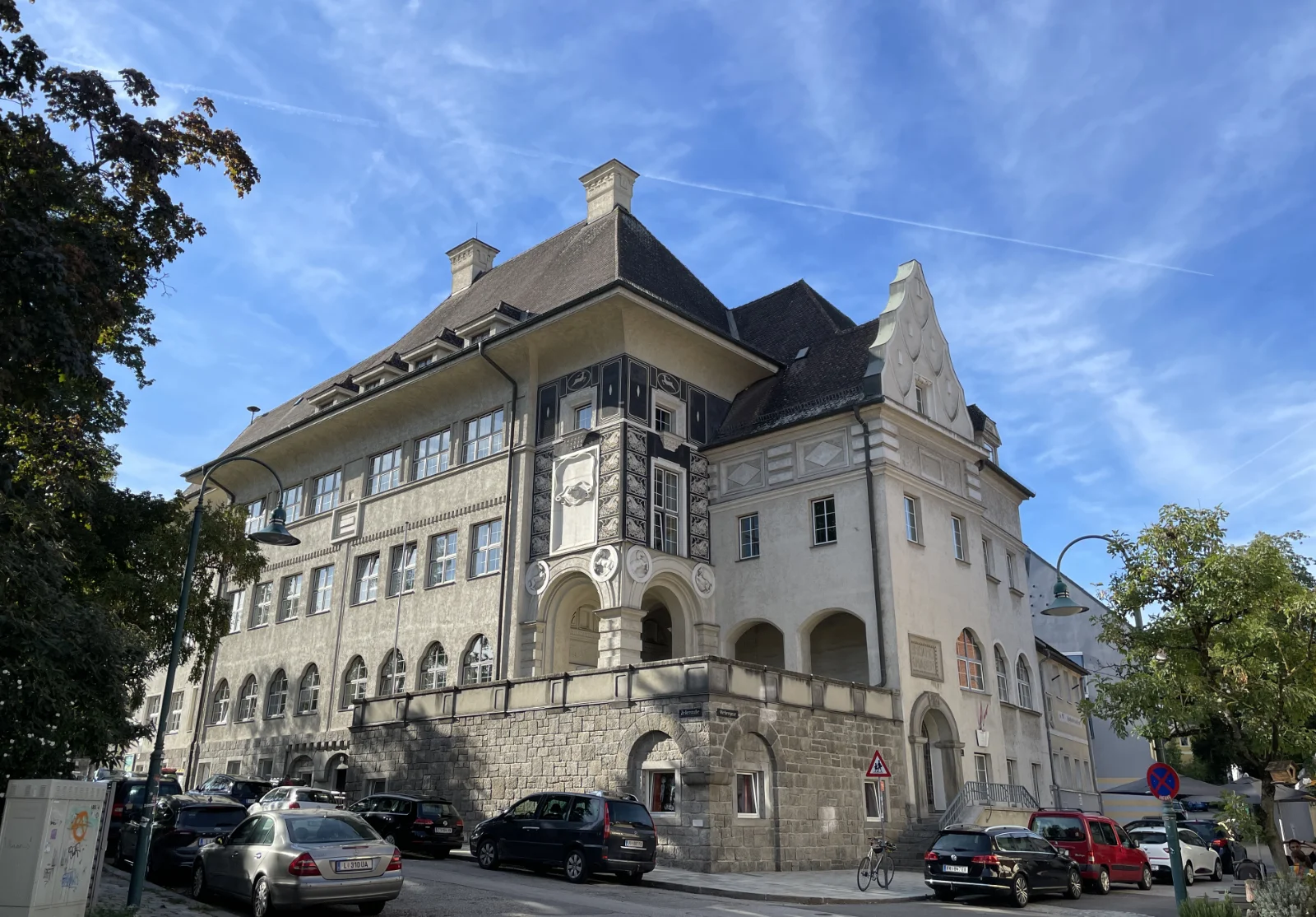 Weberschule in Linz Urfahr, an old school building with sgraffiti - photo taken from the corner